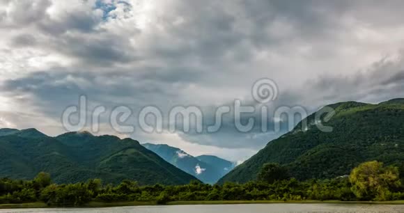 湖在山中时光流逝美丽的山景在夏天视频的预览图