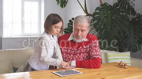 快乐的爷爷在屋里和孙女玩游戏视频的预览图