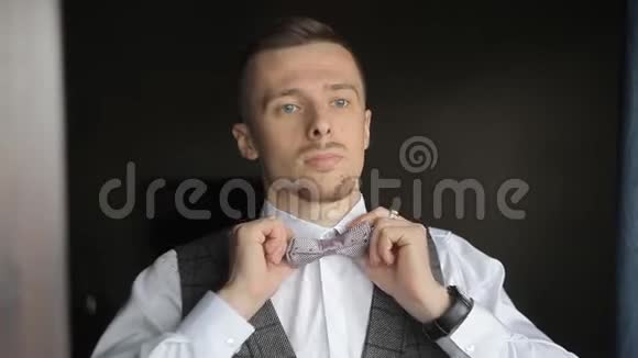 一个男人穿连领结视频的预览图