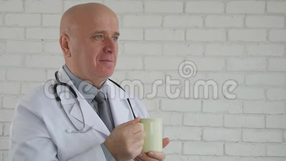 与医生的慢动作工作休息喝杯咖啡视频的预览图