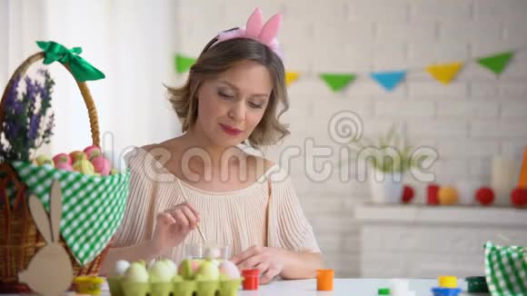 小女孩和妈妈分享巧克力蛋适当的教养复活节来临视频的预览图