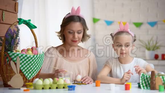 恶作剧女孩吃巧克力蛋直到妈妈看到童年复活节准备视频的预览图