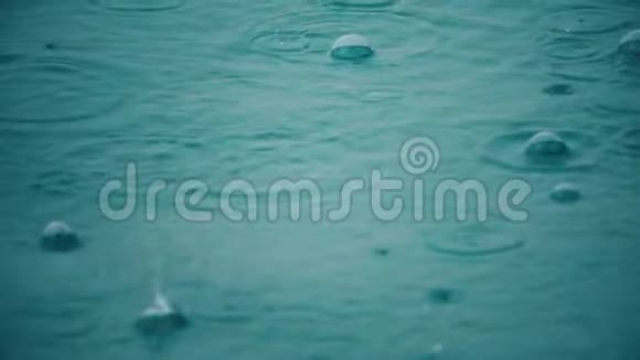 海上雨慢动作视频视频的预览图
