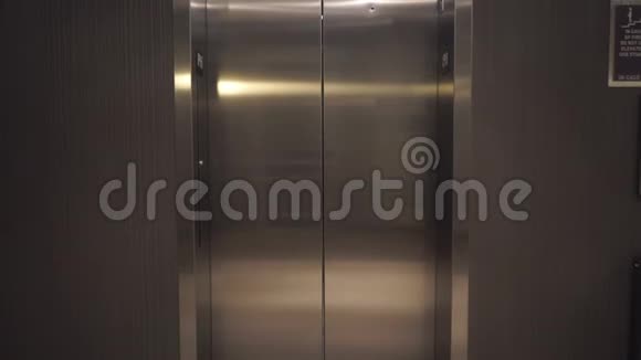 电梯门开关门视频的预览图