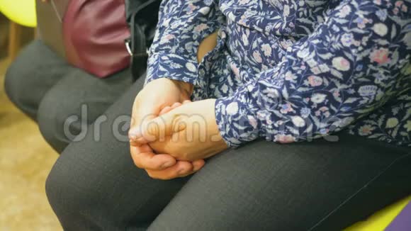 女人坐着双手并拢在腿上双手特写视频的预览图