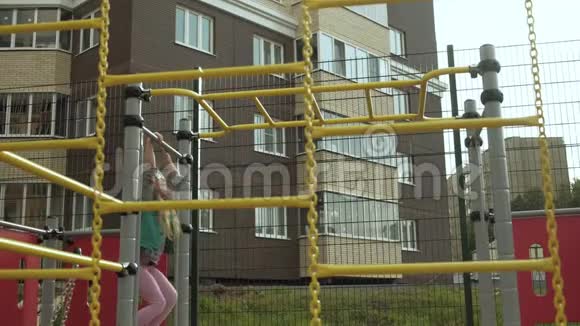 一个小女孩在户外运动场上玩耍日落视频的预览图
