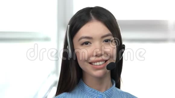 可爱的亚洲女孩带耳机视频的预览图