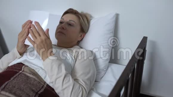 绝望的病女躺在病床上看着全家福哭着视频的预览图