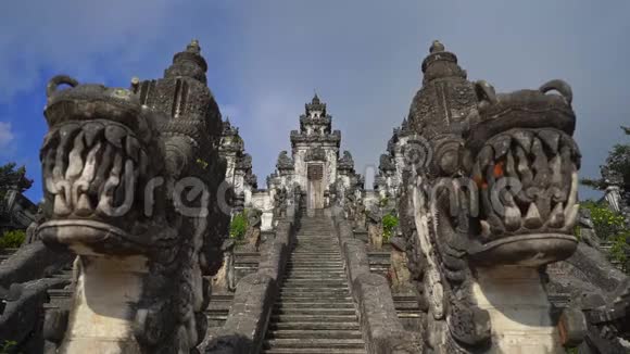 印尼巴厘岛PuraLempuyang寺的楼梯上手持石龙缓慢射击视频的预览图