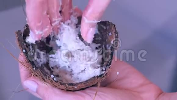 女人正在把椰子剃须与贝壳中的成分混合在一起准备天然面膜视频的预览图