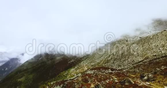 多雾的山谷薄雾阿尔卑斯山的风景雪蒙蒙蒙的夏莫尼克斯法国北部和瑞士北部视频的预览图