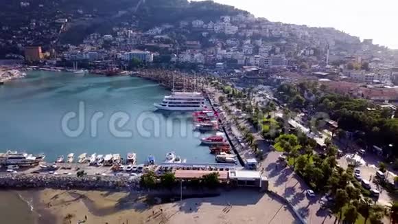 度假山镇有海船的港口俯视图剪辑美丽的海港有游艇和船只的背景视频的预览图