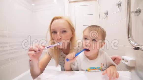 妈妈和她的小儿子在家刷牙视频的预览图