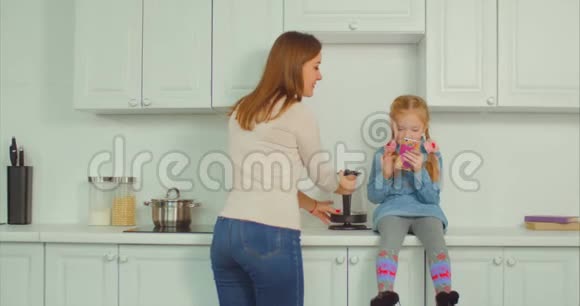 快乐的母女在厨房里亲密视频的预览图