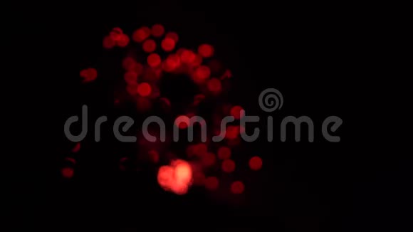 烟花背景与bokeh和光学黑洞效应红金圈视频的预览图