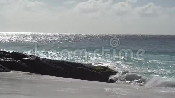 海浪对悬崖或海岸线的影响视频的预览图