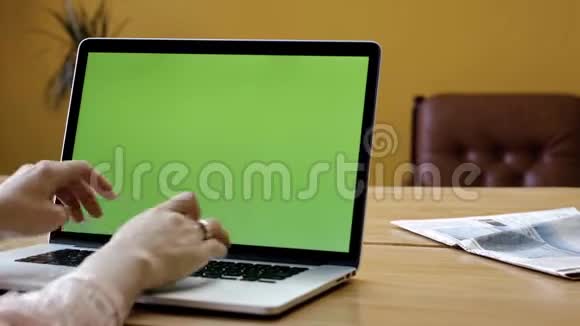 绿色笔记本电脑屏幕和女性手打字库存录像优雅的女士双手用绿色屏幕在笔记本电脑上打字视频的预览图
