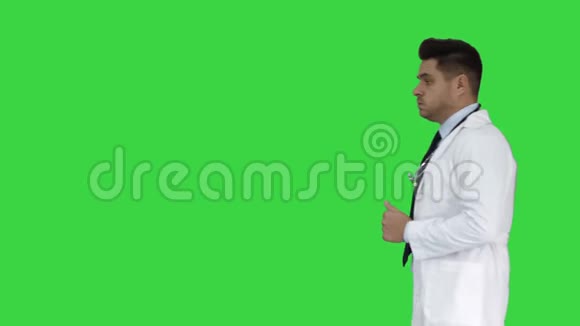 在绿色屏幕上走过的男医生色度键视频的预览图
