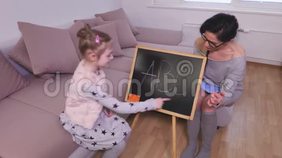 女孩学会了字母表视频的预览图