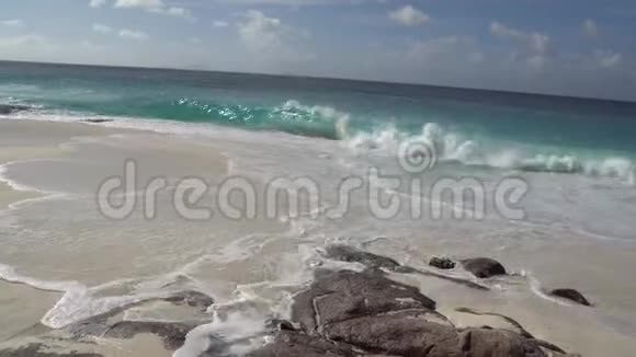 海浪对悬崖或海岸线的影响视频的预览图