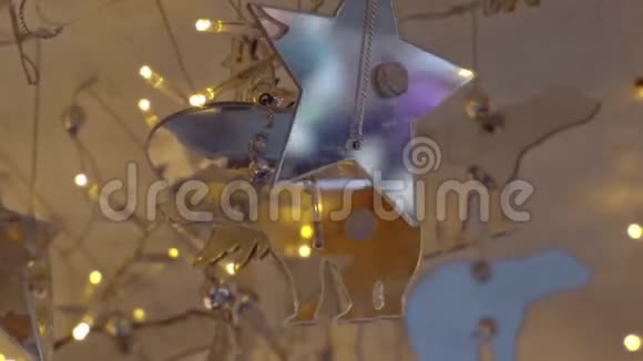 圣诞节用灯装饰视频的预览图