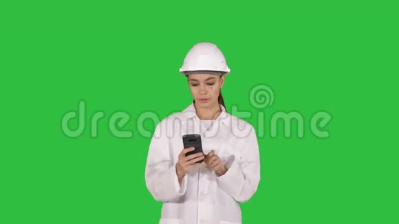 科学家在绿色屏幕上使用手机短信色度键视频的预览图