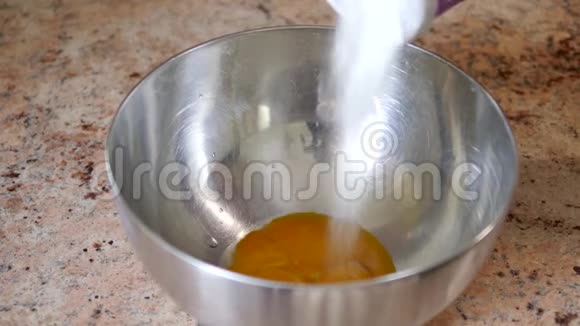 糖倒在碗里做饭视频的预览图