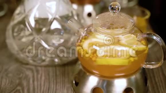 茶和水果茶和潺潺的水在一个钩子烧瓶在桌子上视频的预览图