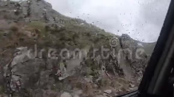 黑山春季公路上的山脉视频的预览图