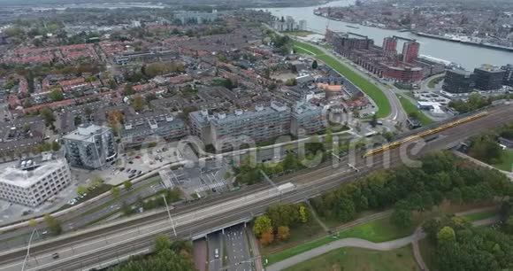 铁路列车鸟瞰荷兰多德雷希特视频的预览图