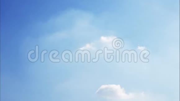 4K时移运动的蓬松白云蓝天背景视频的预览图