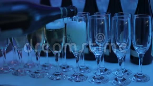 在俱乐部聚会上侍者把香槟倒进玻璃杯里视频的预览图