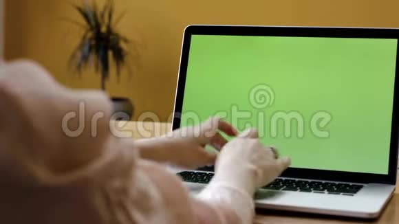 绿色笔记本电脑屏幕和女性手打字库存录像优雅的女士双手用绿色屏幕在笔记本电脑上打字视频的预览图