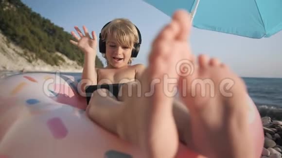 沙滩智能手机上可爱的儿童视频聊天视频的预览图