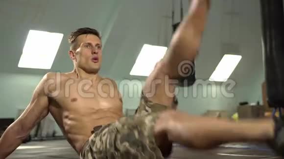 年轻强壮的男性运动员做交替腿抬高视频的预览图