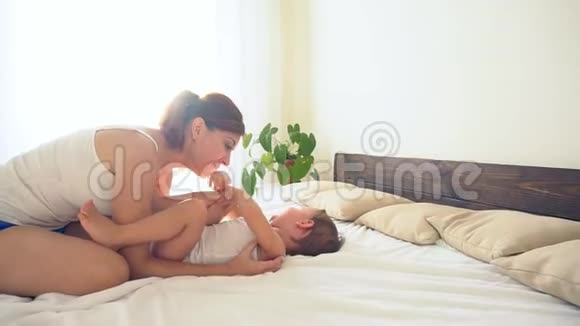 妈妈在家里和小儿子玩床视频的预览图