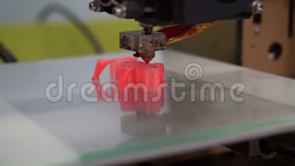 3D打印机打印红色聚合物特写的部分视频的预览图