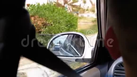白天在路上行驶的汽车的侧镜反射视频的预览图
