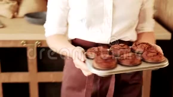 糖果店的纸杯蛋糕装饰鞭子管道视频的预览图