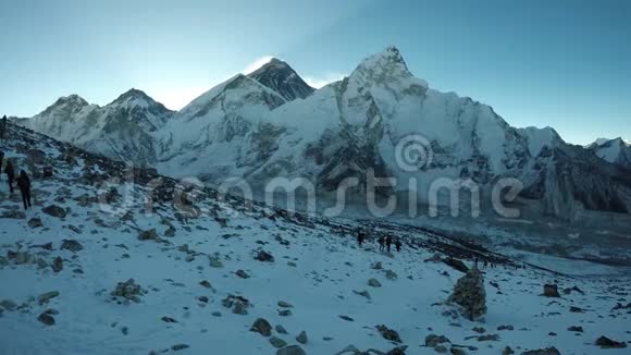 珠穆朗玛峰和努普特山脉的Khumbu谷景观视频的预览图