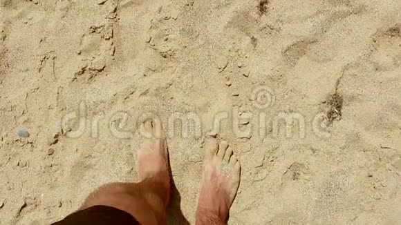 雄脚沿着沙滩行走一个男人喜欢在沙滩上放松一个人走在海边的沙滩上视频的预览图