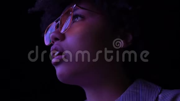 戴眼镜的年轻女士在晚上看激动人心的灯光秀闭上眼睛视频的预览图