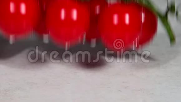 一串红樱桃西红柿掉在地上滴着水滴视频的预览图