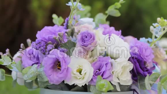 婚礼上美丽的花束白色和紫色玫瑰的花束视频的预览图