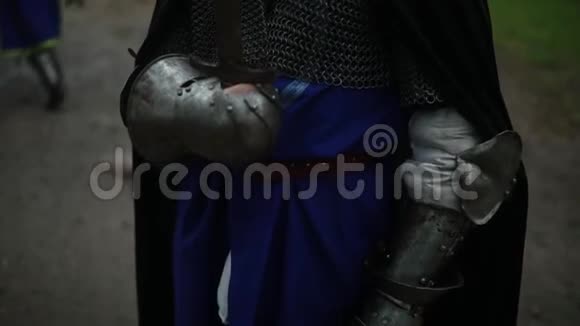 中世纪穿着链甲和剑的骑士形象中的年轻人画像视频的预览图