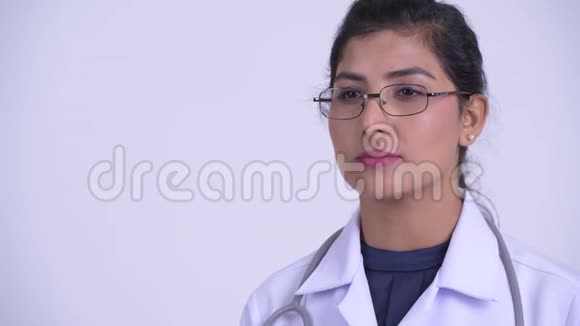 年轻快乐的波斯女医生的脸视频的预览图