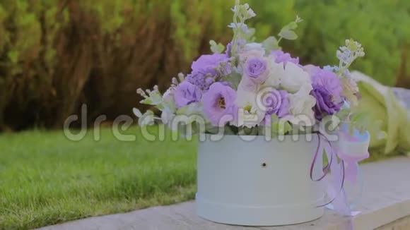 婚礼上美丽的花束白色和紫色玫瑰的花束视频的预览图