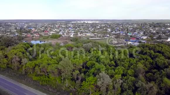 以工业植物为背景的森林村落俯视图剪辑有绿色树木的工业村视频的预览图