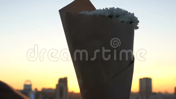 男人送花给小姐女人真诚地微笑享受礼物视频的预览图