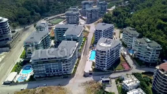 山地度假小镇背景下酒店建设库存录像南部度假村美丽的新酒店视频的预览图